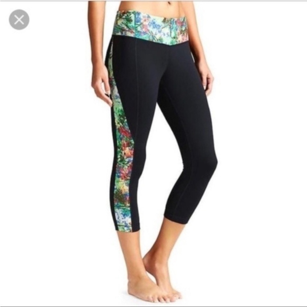 Athleta black tropical floral accent crop leggings
